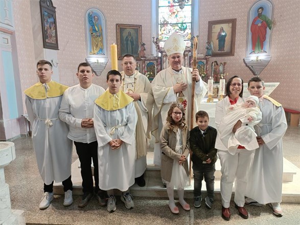 Biskup Košić u Svetom Đurđu krstio 6. dijete u obitelji Orlović